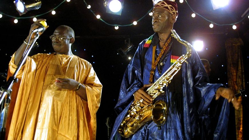 Rudy Gomis (à gauche, ici en 2004), était le leader d'Orchestra Baobab, qui s'est illustré des années 1970 jusqu'aux années 2010.