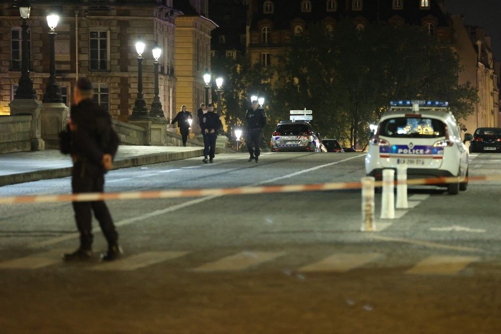 Selon une source policière, le véhicule circulait à contresens sur le Pont-Neuf quand les policiers ont voulu le contrôler.