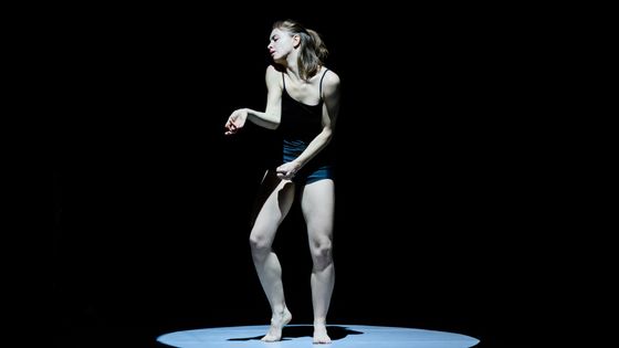 La danseuse Catherine Dagenais-Savard dans le spectacle "Radicale Vitalité" de Marie Chouinard (2018) - Sylvie-Ann Paré