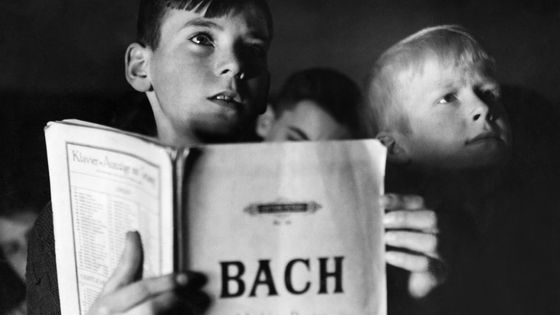 Choeur d'enfants lors d'une représentation de la Passion selon Saint Matthieu en Allemagne (1943). - Regine Relang/ullstein bild via Getty Images
