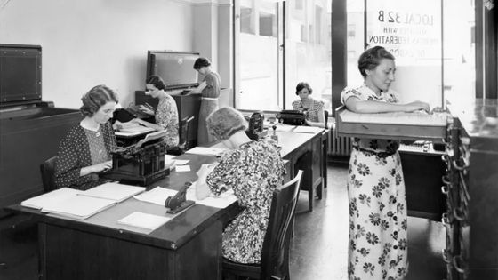 Encore ajourd'hui, le métier de secrétaire reste majoritairement féminin, à 98% (Insee, 2020). - Wikicommons