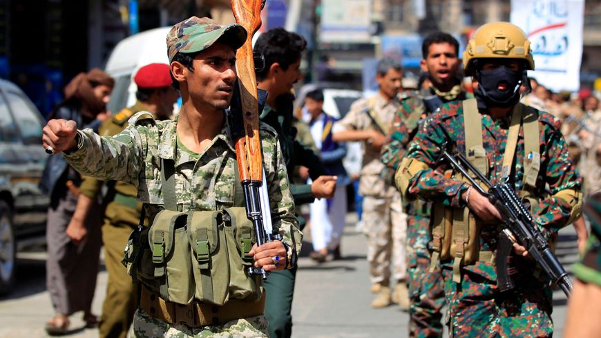Rebelles houthis paradant dans les rues de Sanaa