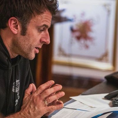 Emmanuel Macron en sweat-shirt au Salon doré, Élysée.