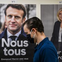 Un électeur arrivant au bureau de vote, au consulat de France à Miami (Etats-Unis).