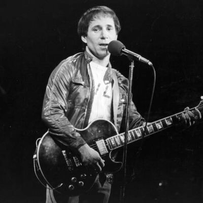 1980: American pop singer & songwriter Paul Simon performing in London, during a series of solo concerts