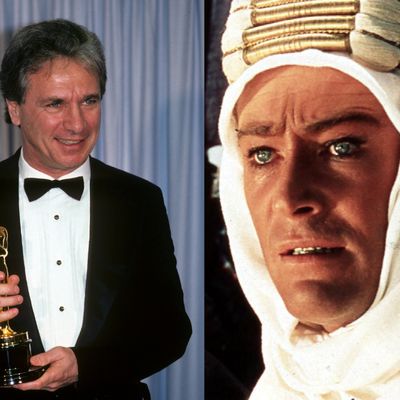 Maurice Jarre reçoit l'Oscar de la Meilleure Musique de Film en 1985 pour La Route des Indes / à droite, Peter O'Toole dans le rôle de Lawrence d'Arabie (1962)