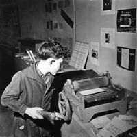 Garçon dans un atelier à l'école appliquant la pédagogie Freinet, vers 1960