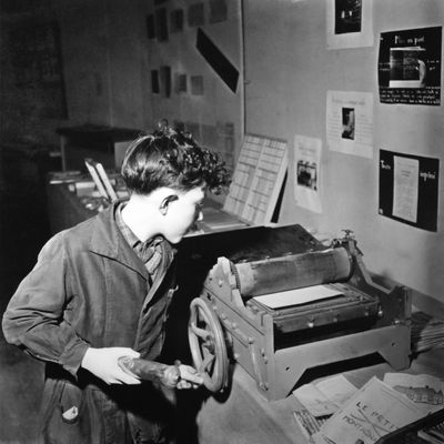Garçon dans un atelier à l'école appliquant la pédagogie Freinet, vers 1960