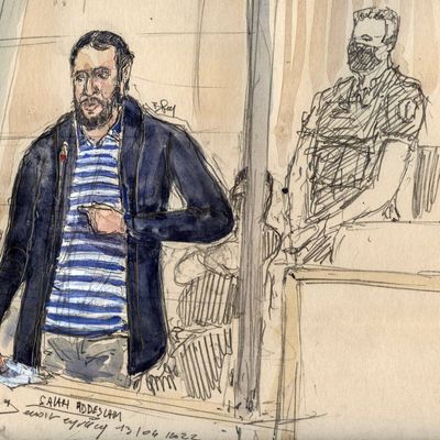 Croquis d'audience montrant Salah Abdeslam au procès des attentats du 13 novembre lors de l'audience de ce mercredi 13 avril 2022