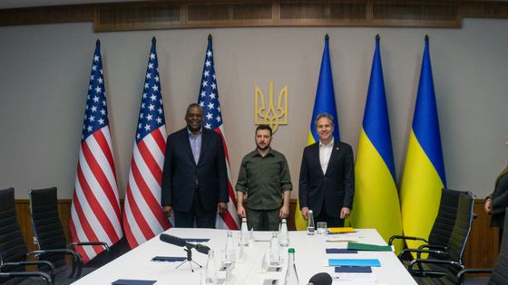 Anthony Blinken et Lloyd Austin à Kiev avec le président Zelensky. ©AFP - US Department of Defense