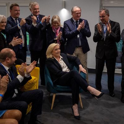 Marine Le Pen, candidate du Rassemblement national à l'élection présidentielle, découvre les résultats du premier tour avec ses proches, à Paris le 10 avril 2022