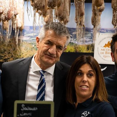 Le candidat à l'élection presidentielle Jean Lassalle prend un bain de foule lors du Salon de l'agriculture à Paris, le 2 mars 2022