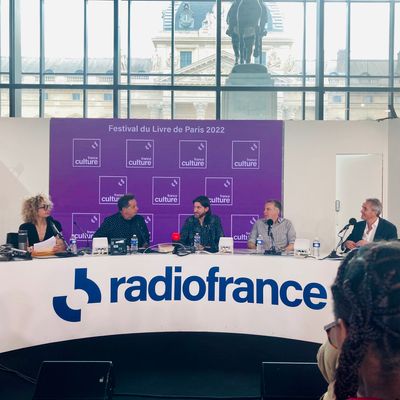 En direct du Festival du Livre de Paris. Johanna Nizard, Jean de Loisy, Matthieu Dhennin, Christian Berst et Raphaël Gaillard (de gauche à droite)