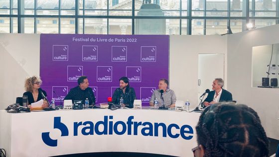 En direct du Festival du Livre de Paris. Johanna Nizard, Jean de Loisy, Matthieu Dhennin, Christian Berst et Raphaël Gaillard (de gauche à droite) - Seham Boutata