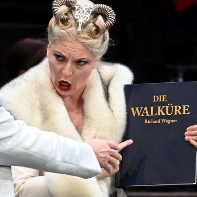 Annika Schlicht (Fricka) et John Lundgren (Wotan) dans "La Walkyrie" (Richard Wagner) au Deutsche Op