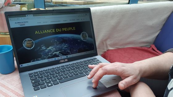 Paméla fait partie du collectif Alliance du peuple ©Radio France - Delphine Evenou