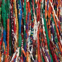 Sheila Hicks, Perpetual migration, présentée à l'exposition Lignes de vie au Centre Pompidou