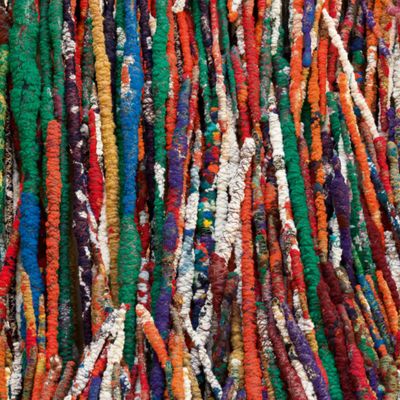 Sheila Hicks, Perpetual migration, présentée à l'exposition Lignes de vie au Centre Pompidou