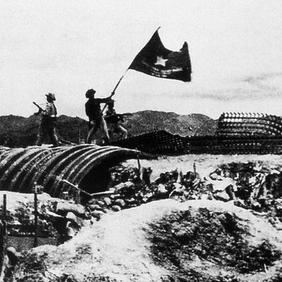 Hisser le drapeau vietnamien sur le bunker du général français, Christian De Castries, Dien Bien Phu 1954