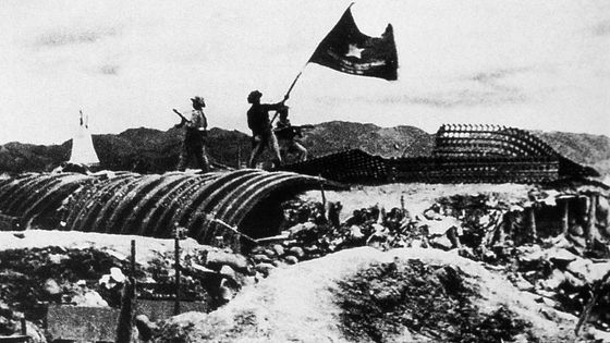 Hisser le drapeau vietnamien sur le bunker du général français, Christian De Castries, Dien Bien Phu 1954 ©Getty - Picture from History/Universal Images Group