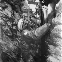 Après 2 mois dans le gouffre de Scarasson, Michel Siffre est hissé à la surface (17.09.1962)