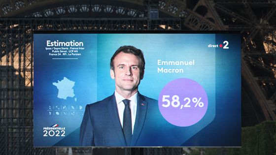 Première estimation à 20H sur le parvis de la tour Eiffel à Paris le 24 avril 2022 ©AFP - Thomas COEX