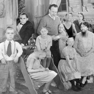 Le réalisateur Tod Browning pose avec les acteurs de son film "Freaks" (1932).