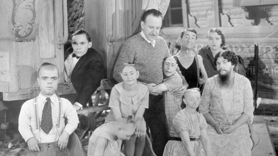 Le réalisateur Tod Browning pose avec les acteurs de son film "Freaks" (1932). ©Getty - Bettmann
