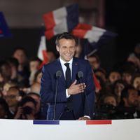 Emmanuel Macron peu avant 22h ce dimanche soir 24 avril 2022 au Champ-de-Mars pour célébrer sa réélection.