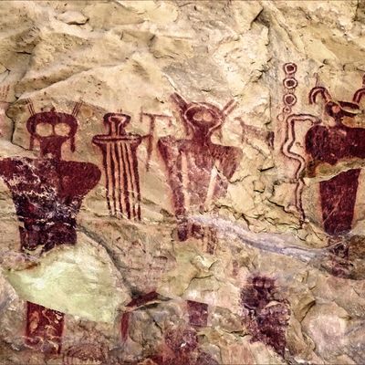 Peintures rupestres d'anthropomorphes en style «Barrier Canyon», qui se rapprochent de la « danse des serpents » des Hopis (Sego Canyon, Utah)