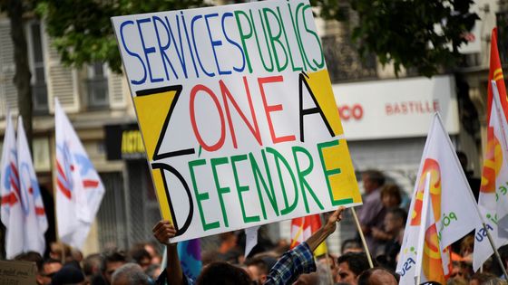 Sous la pression de coupes budgétaires et de logiques managériales, les usagers et agents du public cherchent à défendre leur service public. Paris, 2018 ©AFP - Bertrand Guay