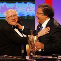 Frédéric Lodéon remet une Victoire d’Honneur à Mstislav Rostropovitch pour l’ensemble de sa carrière