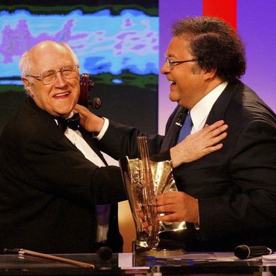 Frédéric Lodéon remet une Victoire d’Honneur à Mstislav Rostropovitch pour l’ensemble de sa carrière