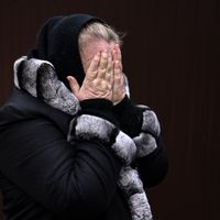Une habitante de Bucha pleurant sur la tombe de son fils, au nord-ouest de Kiev, le 6 avril 2022.
