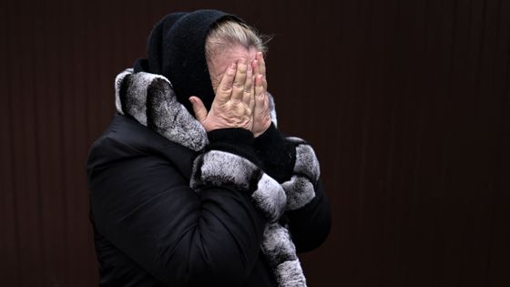 Une habitante de Bucha pleurant sur la tombe de son fils, au nord-ouest de Kiev, le 6 avril 2022. ©AFP - Ronaldo Schemidt