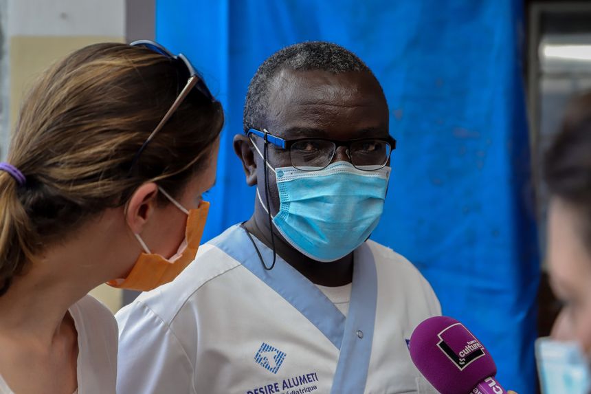 Au centre, le chirurgien pédiatre Désiré Alumeti Munyali