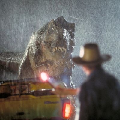 Nombre d'hypothèses ont été avancées pour expliquer la brièveté des bras du T-Rex : s'accoupler, tenir ou poignarder une proie, faire basculer un Triceratops...