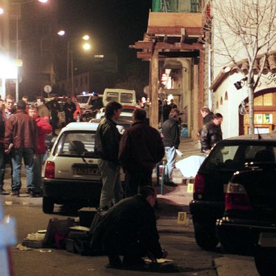 6/02/1998, Ajaccio, policiers examinant l'endroit où vient d'être assassiné le préfet Erignac