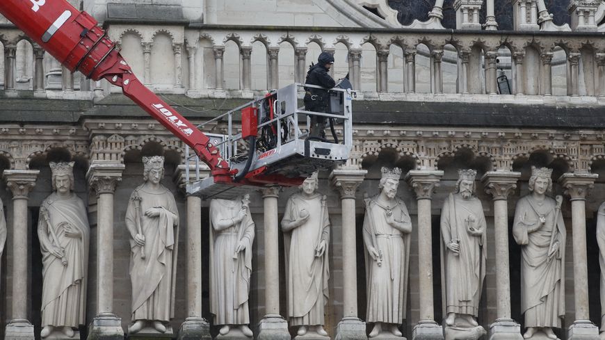 Travaux en façade de Notre-Dame le 14 avril 2022.
