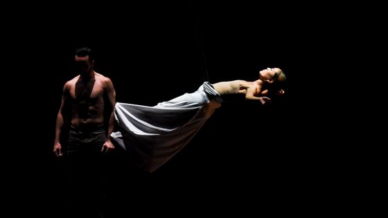 Honji Wang et Sébastien Ramirez de la compagnie Wang Ramirez lors de la 2e Biennale internationale de danse à Cali, 6 novembre 2015. ©AFP - LUIS ROBAYO / AFP