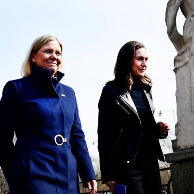 Les Premières Ministres suédoise et finlandaise, Magdalena Andersson et Sanna Marin, lors d'une réunion sur l'adhésion à l'OTAN, à Stockholm, le 13 avril 2022.