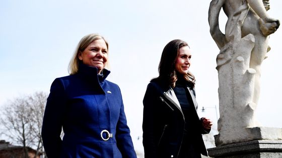 Les Premières Ministres suédoise et finlandaise, Magdalena Andersson et Sanna Marin, lors d'une réunion sur l'adhésion à l'OTAN, à Stockholm, le 13 avril 2022. ©AFP - Paul WENNERHOLM / TT News Agency