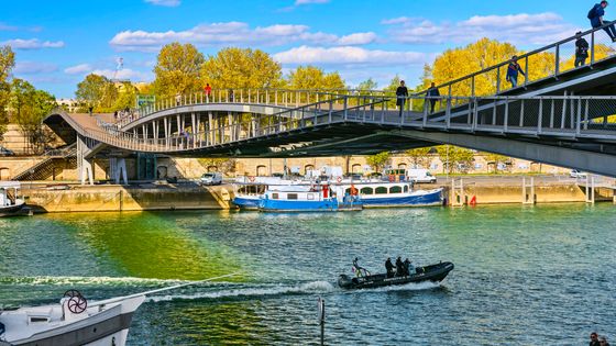 Passerelle Simone-de-Beauvoir, 2 mai 2016, Paris, France. ©Getty - Bruno DE HOGUES/Gamma-Rapho via Getty Images)