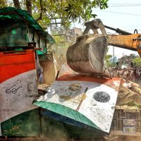 Les bulldozers ont détruit des commerces mercredi 20 avril à New Delhi car ils auraient été installés illégalement, selon les autorités.