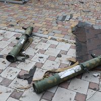 Des équipements militaires éparpillés dans une rue de la ville ukrainienne de Marioupol sous le contrôle de l'armée russe, le 19 avril 2022.