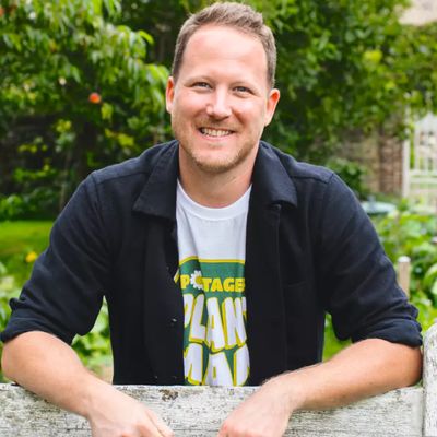Avec ses 620 000 followers sur TikTok, Pierre le Cultivateur sort son livre "Réussir son Potager" chez Marabout