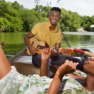 En barque et avec une guitare sur le lac de Central Parc, NYC