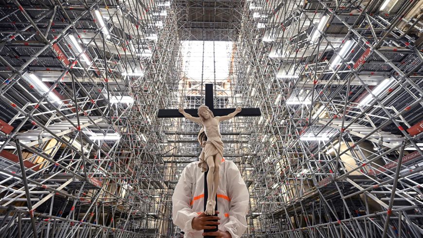Au coeur de Notre-Dame et de sa cathédrale d'échafaudages ce 15 avril 2022.