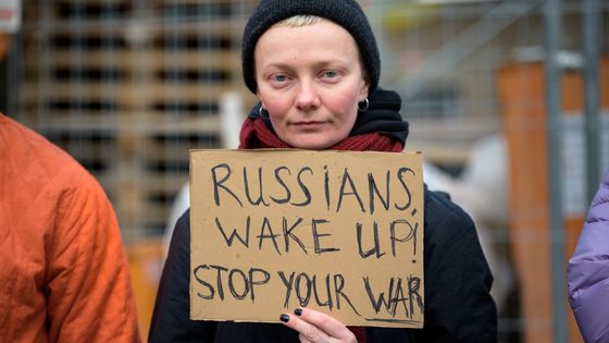 Si de nombreux Russes sont contre la guerre, certains adhèrent à la politique de Poutine. ©Getty - Jonas Walzberg/Picture alliance