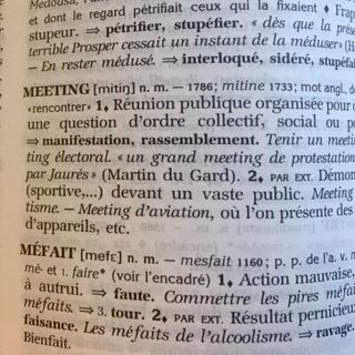 Définition du terme "Meeting" dans le dictionnaire Le Robert.
